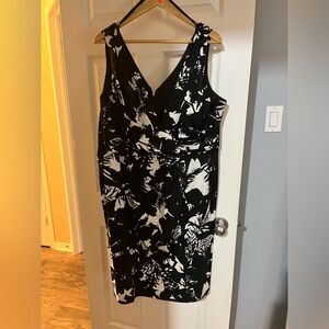♣️Black & White Floral V-Neck Sleeveless Dress - so chic & flattering!